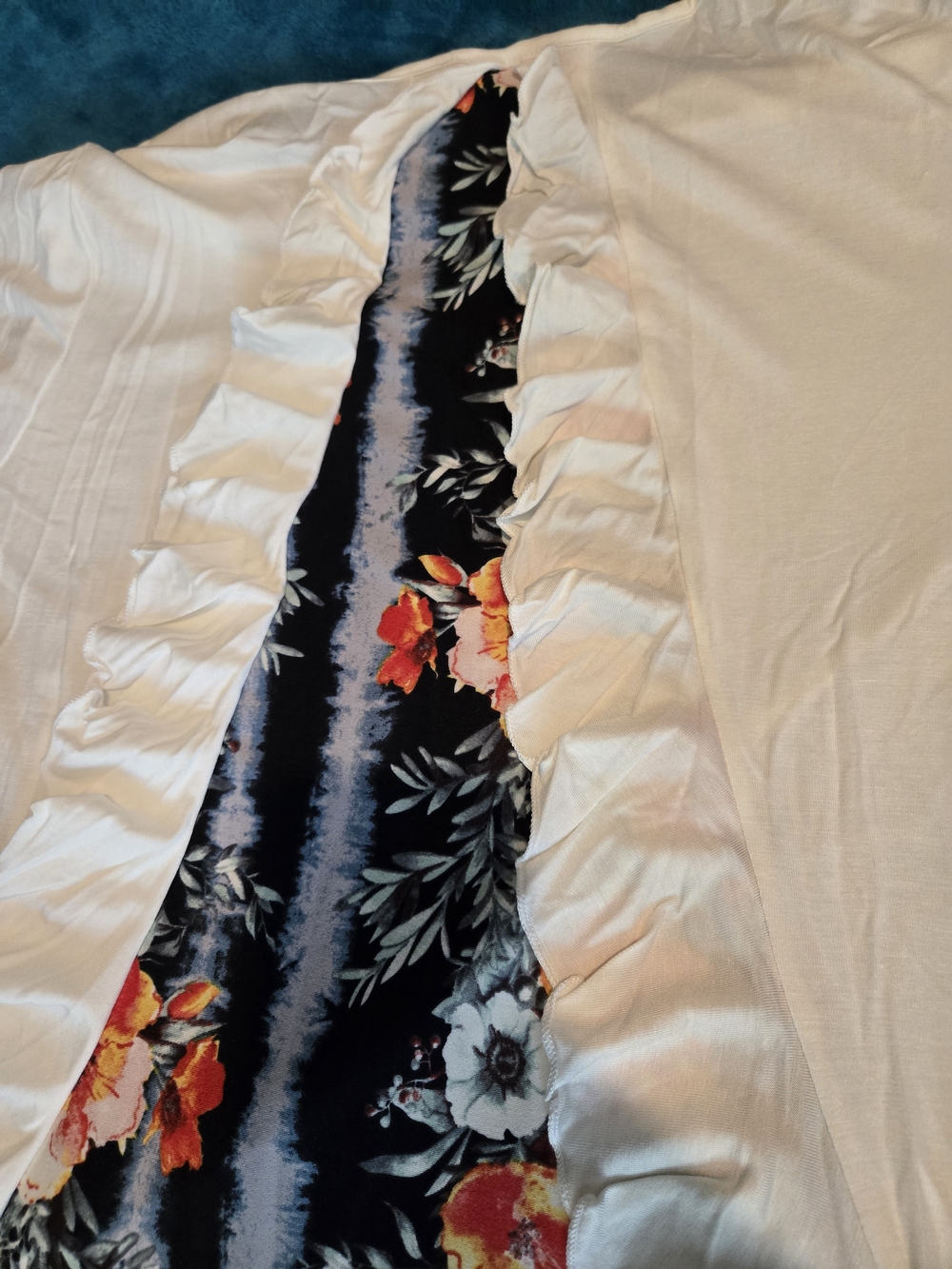NWOT- Hi-Lo With Detailed Ruffle Hem Back-Plus - Picture 4 of 5